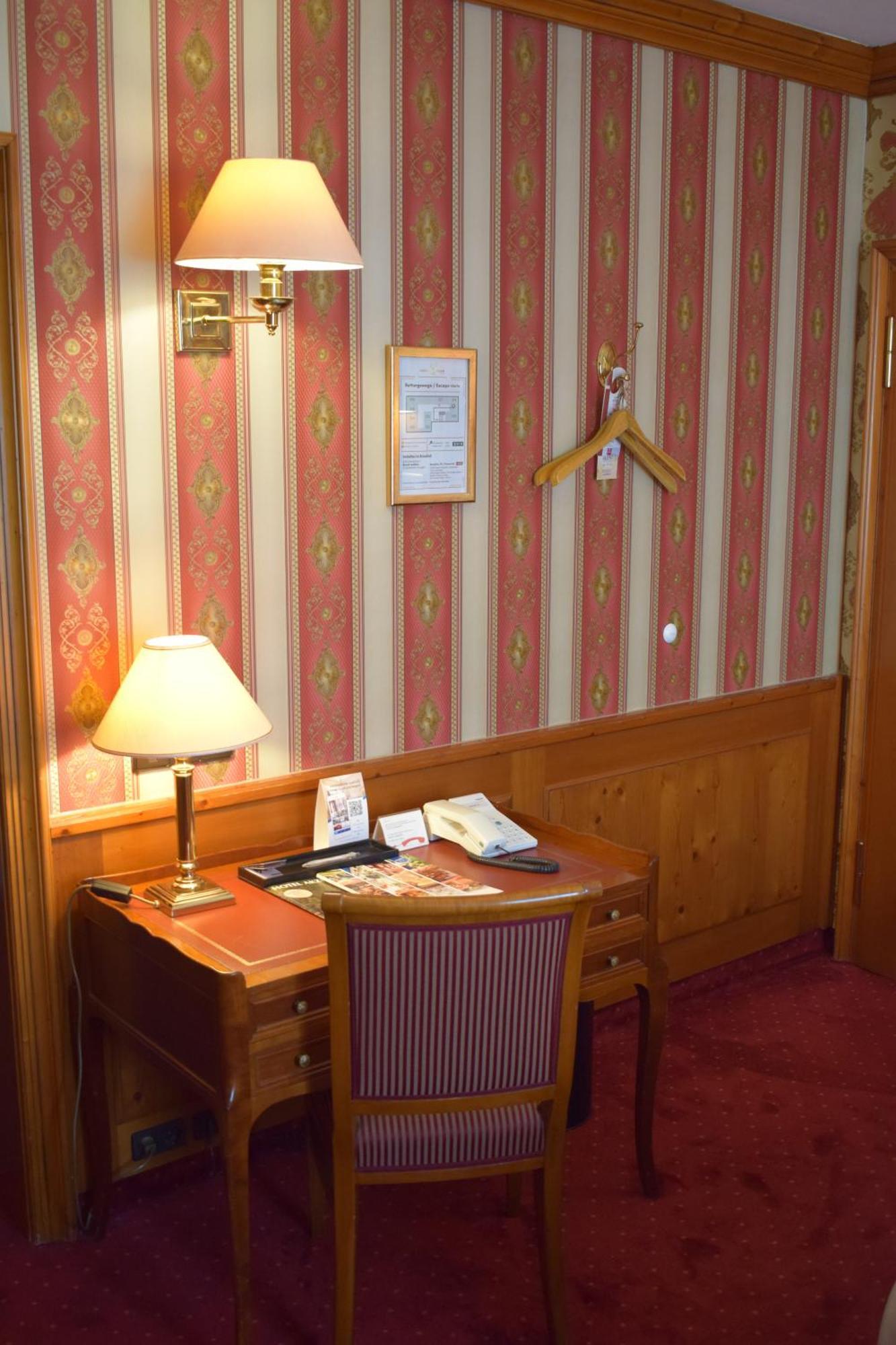 Akzent Hotel Goldner Hirsch 카멘츠 외부 사진