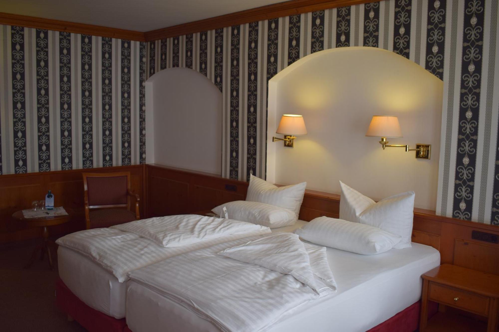 Akzent Hotel Goldner Hirsch 카멘츠 외부 사진