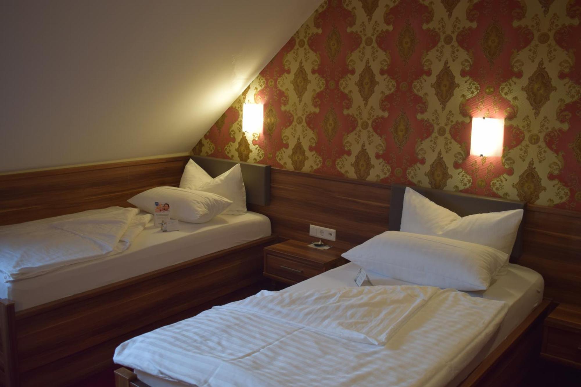 Akzent Hotel Goldner Hirsch 카멘츠 외부 사진