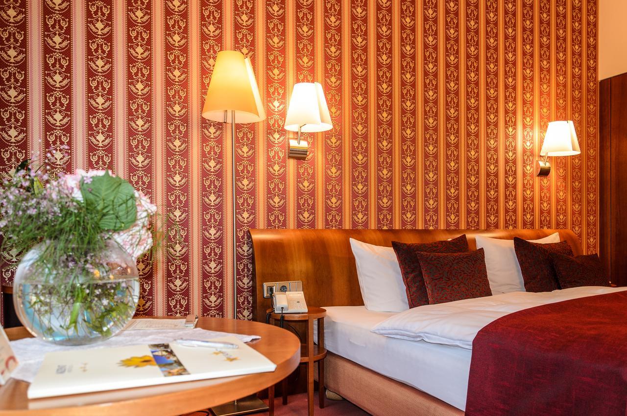 Akzent Hotel Goldner Hirsch 카멘츠 외부 사진