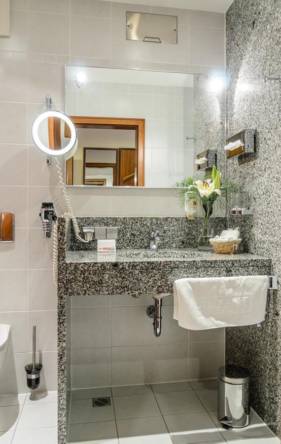Akzent Hotel Goldner Hirsch 카멘츠 외부 사진