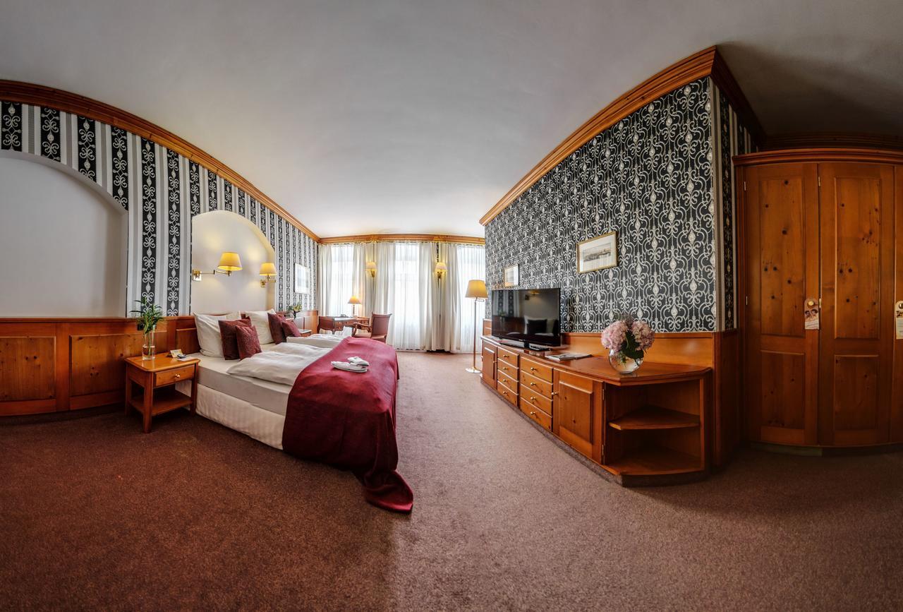 Akzent Hotel Goldner Hirsch 카멘츠 외부 사진