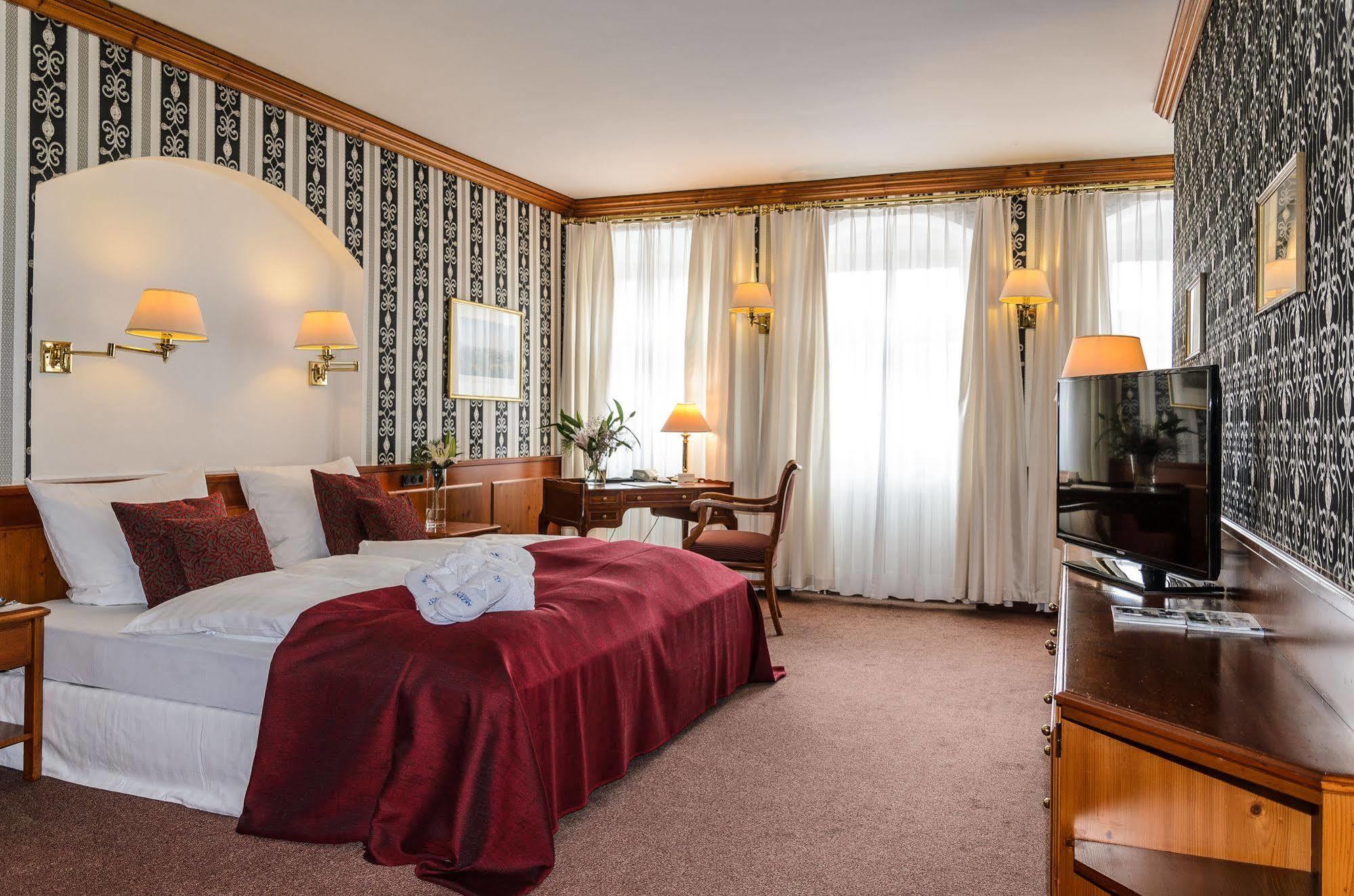 Akzent Hotel Goldner Hirsch 카멘츠 외부 사진