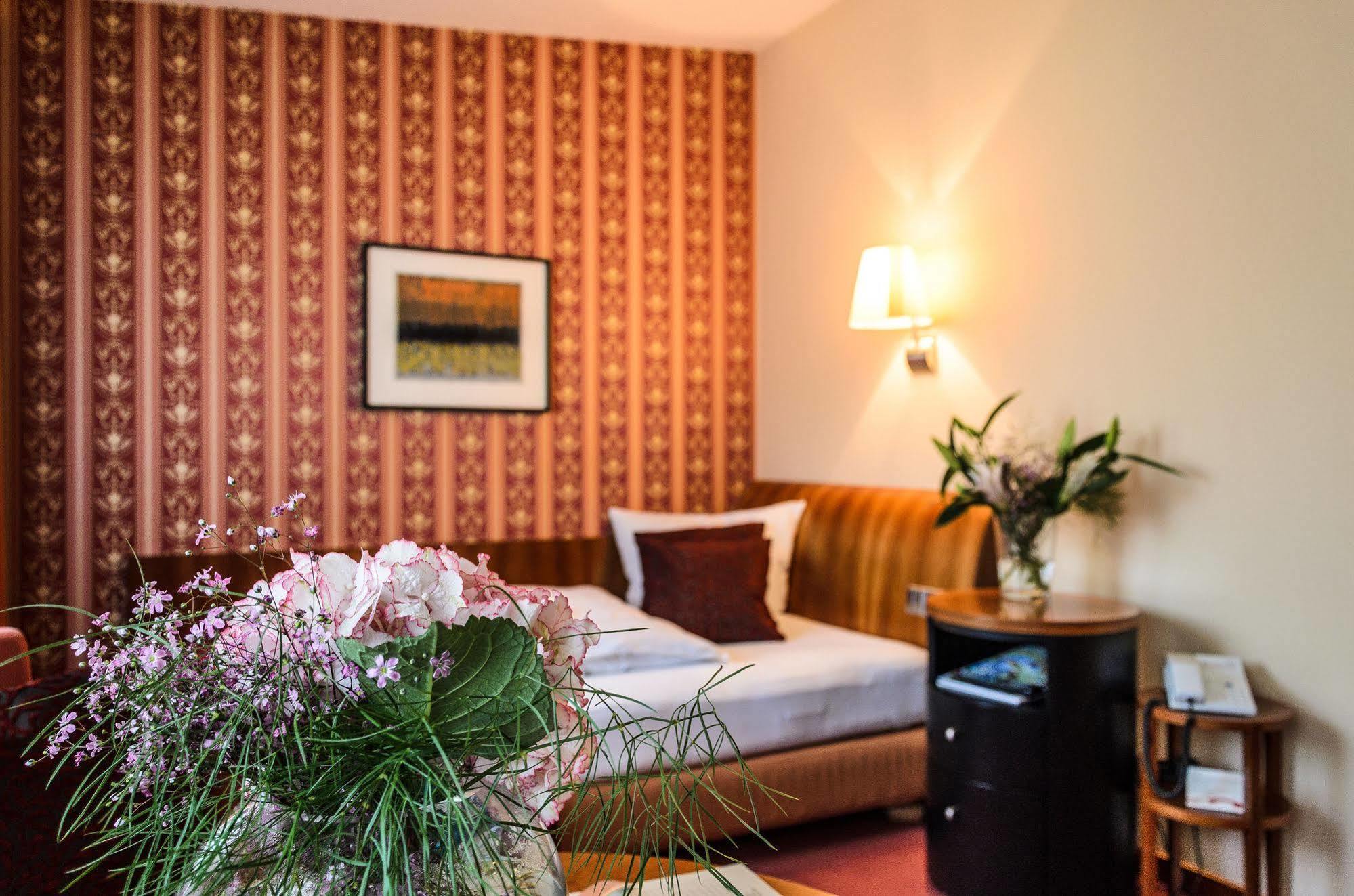 Akzent Hotel Goldner Hirsch 카멘츠 외부 사진