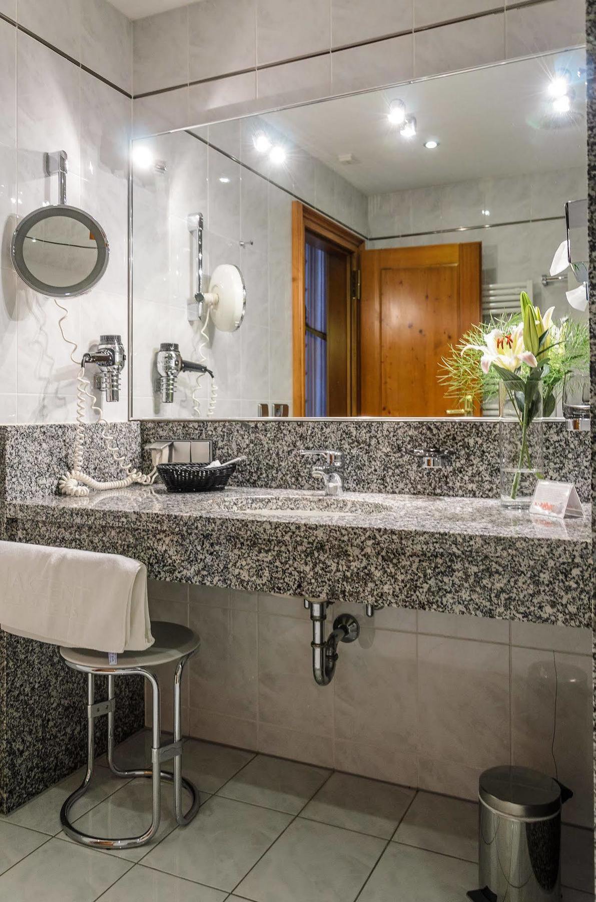 Akzent Hotel Goldner Hirsch 카멘츠 외부 사진