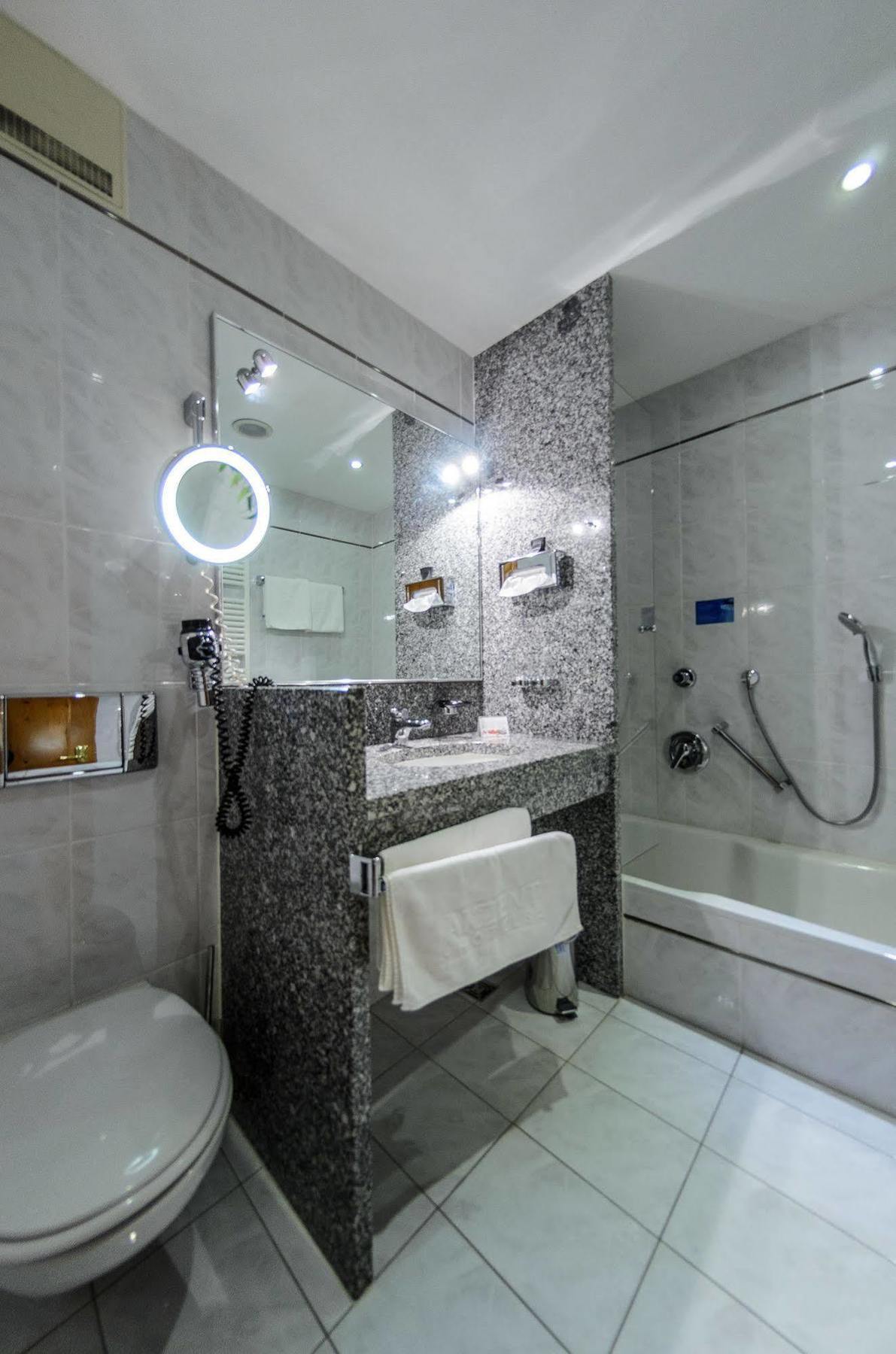 Akzent Hotel Goldner Hirsch 카멘츠 외부 사진