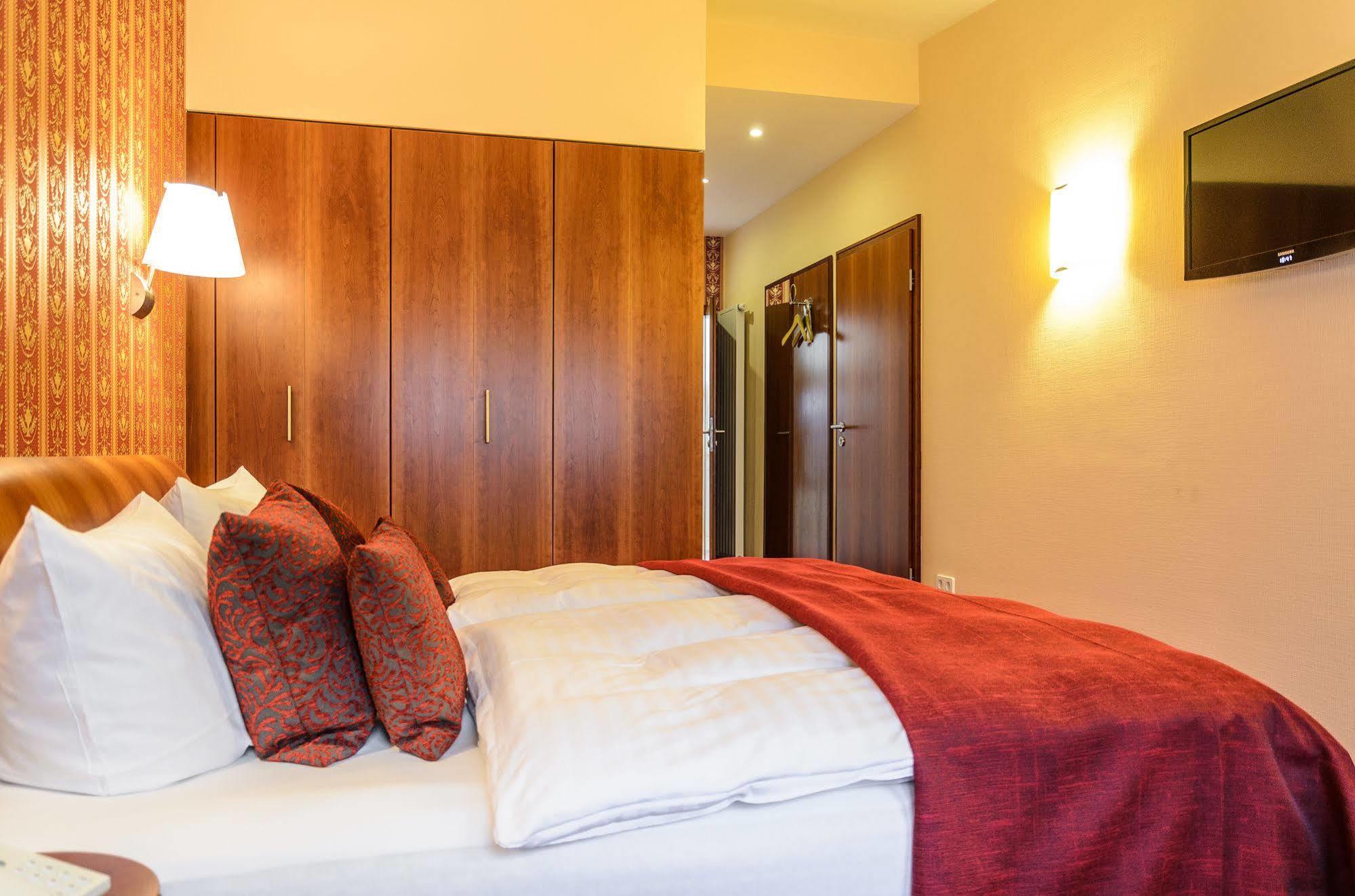Akzent Hotel Goldner Hirsch 카멘츠 외부 사진