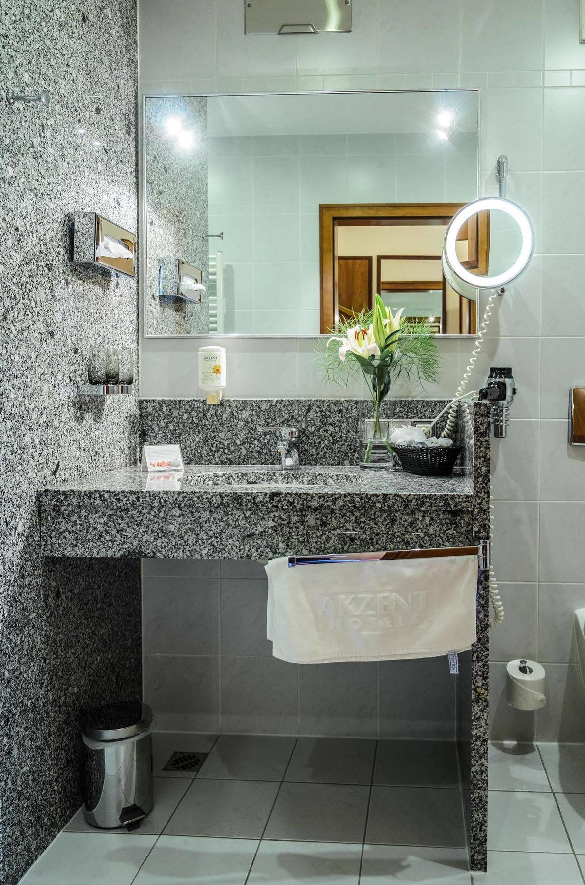 Akzent Hotel Goldner Hirsch 카멘츠 외부 사진